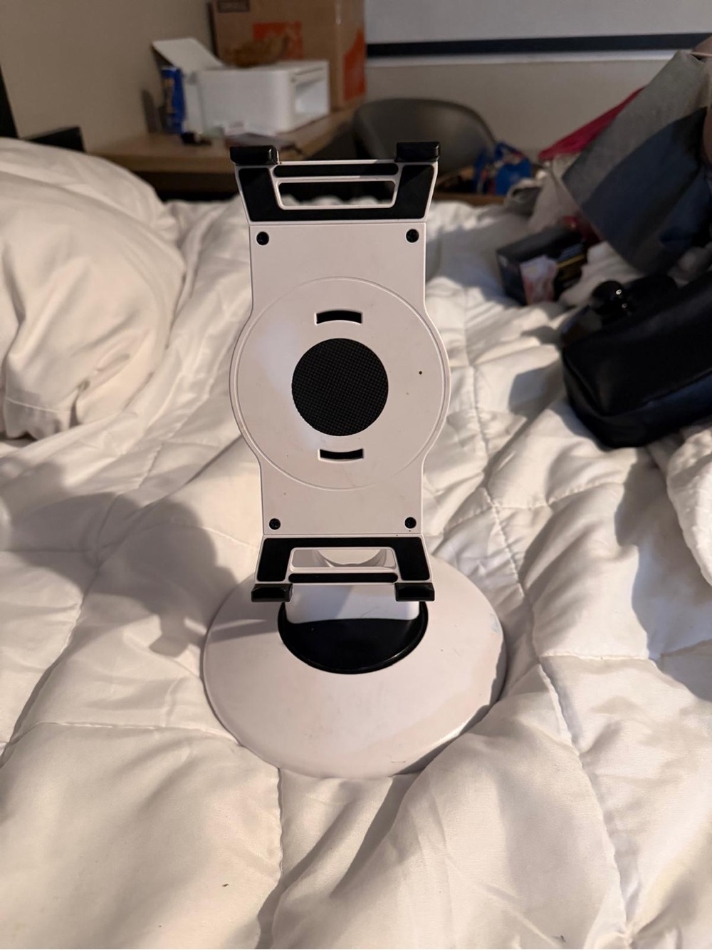 White and Black VR/AR Headset/Accessory Stand